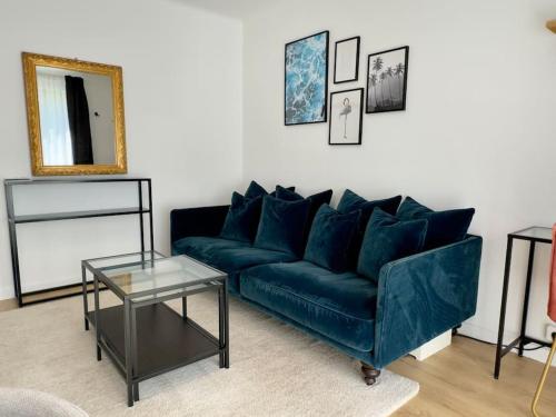 un salon avec un canapé bleu et une table dans l'établissement Le B Plage, Appartement 4 Personnes, Climatisation, Parking, à Antibes