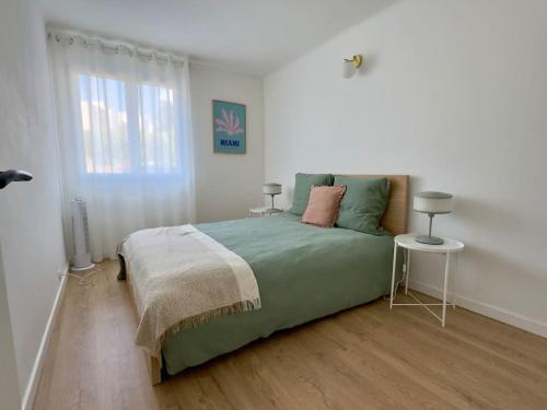 une chambre avec un lit et une fenêtre dans l'établissement Le B Plage, Appartement 4 Personnes, Climatisation, Parking, à Antibes