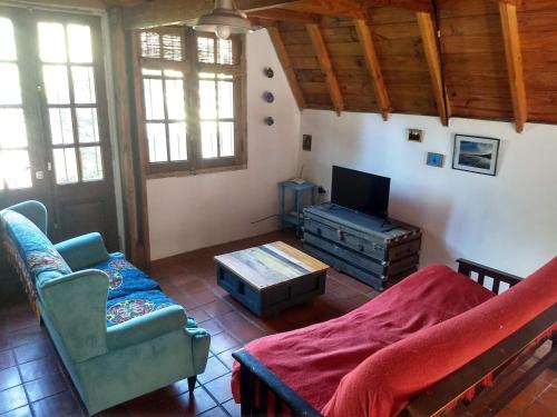 ein Wohnzimmer mit Sofa und Fernseher in der Unterkunft Casa Alpina Acantilados in Mar del Plata