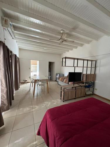 Giường trong phòng chung tại Departamento Céntrico Mendoza