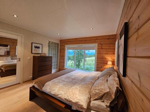 Katil atau katil-katil dalam bilik di Timber house in Lyngen