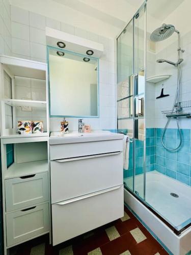 une salle de bain avec un lavabo et une douche dans l'établissement Le Floreal, Apt 4 Prs, 400m plages, stationnement, à Antibes