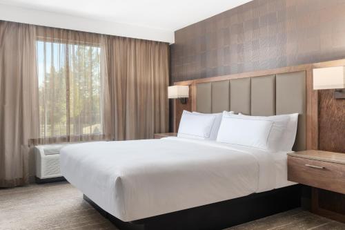 Letto o letti in una camera di DoubleTree by Hilton Kitchener