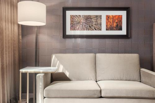 Area soggiorno di DoubleTree by Hilton Kitchener