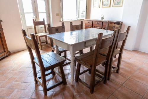 a dining room with a table and chairs at Villa Donnola: casa Rosmarino in Fucecchio