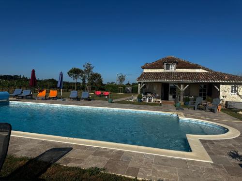 une piscine devant une maison dans l'établissement Maison 8 personnes a 15 mn de bergerac, à Gageac-et-Rouillac