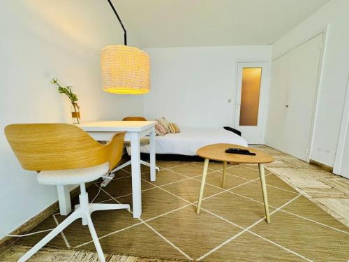 - une chambre avec un bureau, un lit et une chaise dans l'établissement Le Saint Charles, Studio 2 Prs, 300m plages, à Antibes