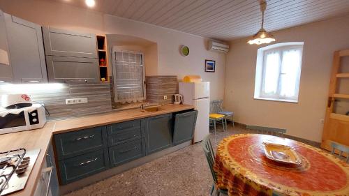 Dapur atau dapur kecil di Apartment Nadi