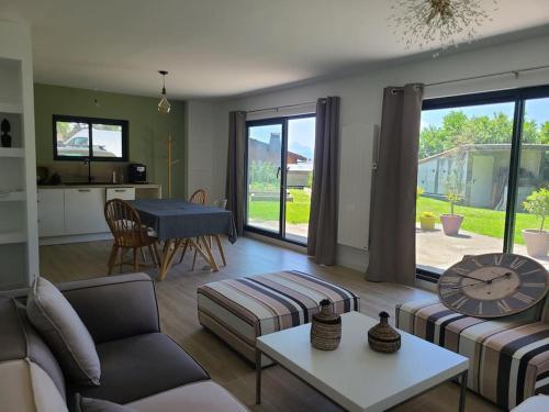 un salon avec un canapé et une table dans l'établissement Gîte familial proche Annecy et Genève, à Vovray-en-Bornes