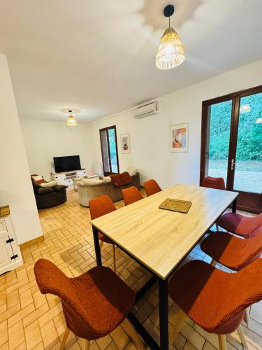 Μια τηλεόραση ή/και κέντρο ψυχαγωγίας στο Maison paisible, 15 min du Futuroscope & Arena.