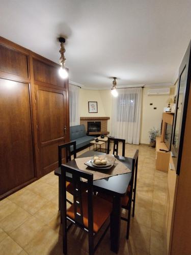 a kitchen and dining room with a table and chairs at Alojamiento el camarín in Baños de la Encina