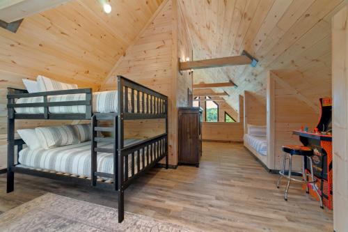 Кровать или кровати в номере The Outlaw - The Ultimate Cabin with Pool, Hot Tub & Games!