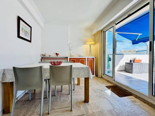 une salle à manger avec une table et quelques chaises dans l'établissement Le Pam'S, Apt de Standing pour 4 prs, Terrasse et Parking, à Antibes