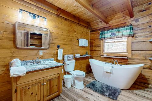 Un baño con bañera, inodoro y lavabo. en Bears, Bees and Trees, en Sevierville