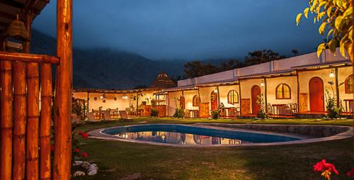 ein Haus mit Pool im Hof in der Unterkunft La Fortaleza del Inca in Lunahuaná