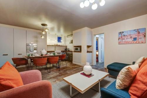 un salon avec un canapé et une table dans l'établissement Le Marais - Les Halles Colorful & Modern 3BD, à Paris