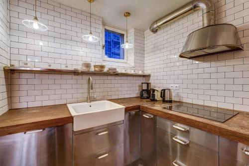 une cuisine avec un évier et un plan de travail dans l'établissement Le Marais - Les Halles Colorful & Modern 3BD, à Paris