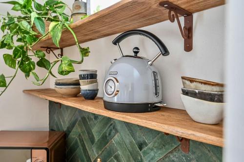 ラ・シオタにあるMon petit cocon au bord de l'eauの木製の棚に座ったお茶ポット