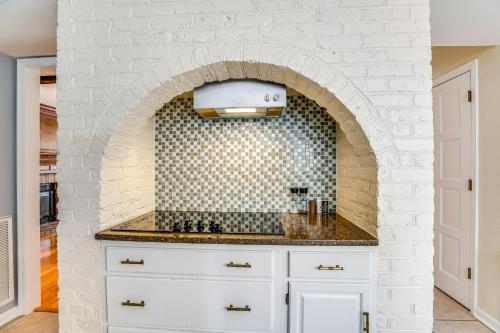 una cocina con una pared de ladrillo blanco con horno en Pets Welcome, Golf Course View Legend Oaks Home!, en Summerville