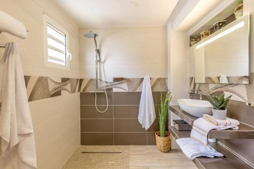 Ένα μπάνιο στο Villa 5 étoiles avec piscine à Le Vauclin