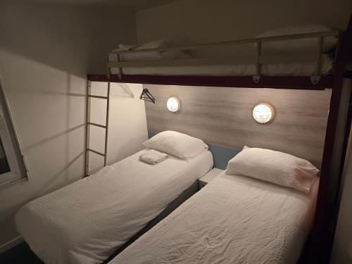 two bunk beds in a room with two lights at Brit Hotel Essentiel Poitiers Gare du Futuroscope in Jaunay-Marigny
