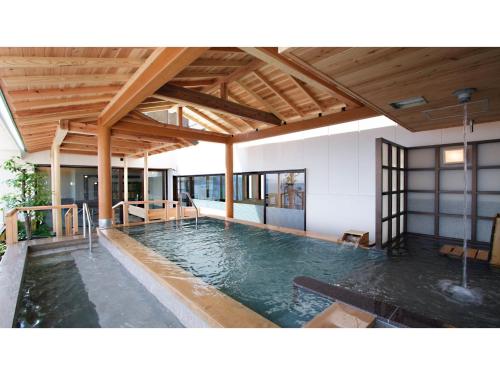 稲取にあるInatori Tokai Hotel Yuen - Vacation STAY 48865vの木製天井のスイミングプール付きの家