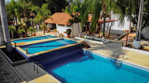 an overhead view of a swimming pool in a resort at Hotel Casa María in Tlalixtac de Cabrera