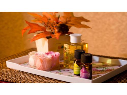 a white tray with cosmetics and a vase with flowers at Inatori Tokai Hotel Yuen - Vacation STAY 61011v in Inatori