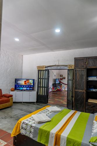 Una televisión o centro de entretenimiento en Casa Rivera Del Castillo