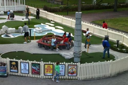 a group of people playing in a playground at Mysig lägenhet Malmö Centralt in Malmö