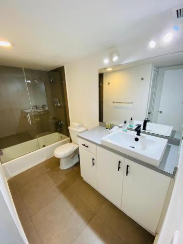 Ein Badezimmer in der Unterkunft Luxurious and Centrally-located 1BR Condo by the beach!