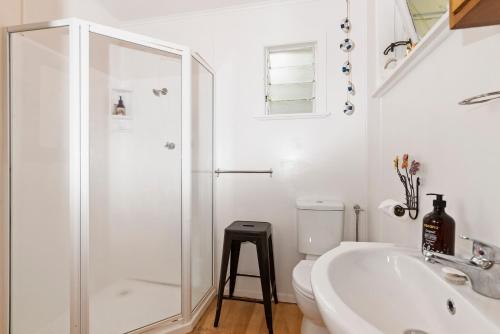 Ένα μπάνιο στο Kiwiana Bach - Lake Tarawera Holiday Home