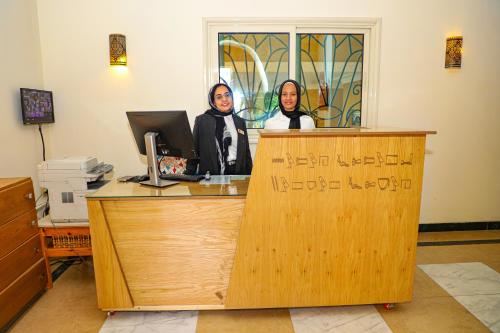 Členové personálu v ubytování Jewel Howard Carter Hotel