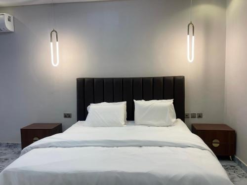 Una cama o camas en una habitación de Rainno Apartments