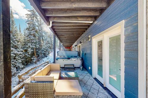 eine Veranda mit einem Sofa und Stühlen auf einem Haus in der Unterkunft Crooked River #10A in Brian Head