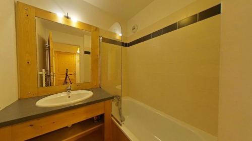 une salle de bain avec un lavabo, une baignoire et un miroir dans l'établissement Résidence Terrasses De La Bergerie - 2 pièces 4 personnes MAE-8344, à Orcières
