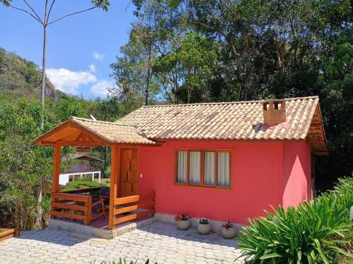 Chalé Recanto في فيسكوندي دي ماوا: بيت أحمر مع شرفة
