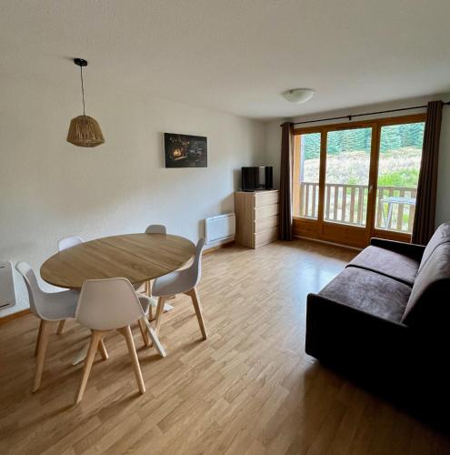 un salon avec une table et un canapé dans l'établissement Appartement, à Besse-et-Saint-Anastaise