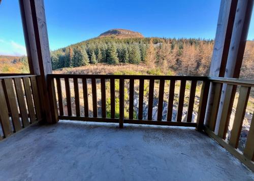 un balcon avec vue sur une montagne dans l'établissement Appartement, à Besse-et-Saint-Anastaise