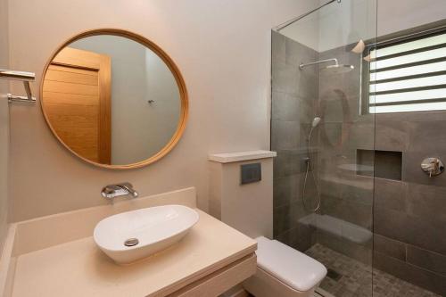 a bathroom with a sink and a shower with a mirror at Villa de luxe ROYAL PARK 4 chambres, à 5 min plage in Balaclava