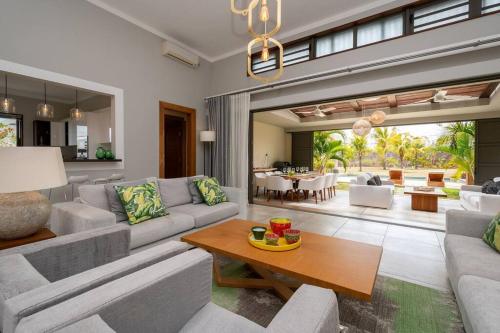 a living room with a couch and a table at Villa de luxe ROYAL PARK 4 chambres, à 5 min plage in Balaclava