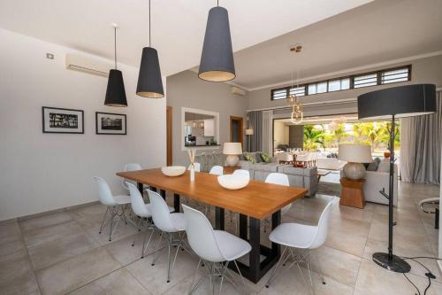 a dining room and living room with a table and chairs at Villa de luxe ROYAL PARK 4 chambres, à 5 min plage in Balaclava