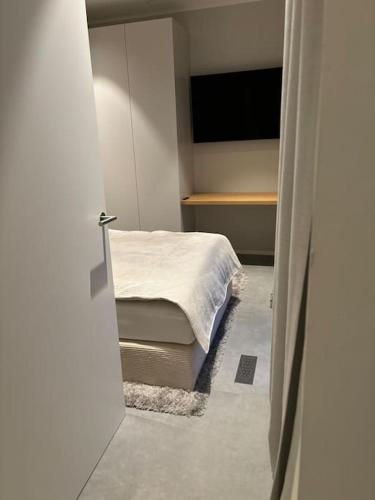 a small room with a bed and a television at Wunderschöne Wohnung nahe Köln und Düsseldorf in Dormagen