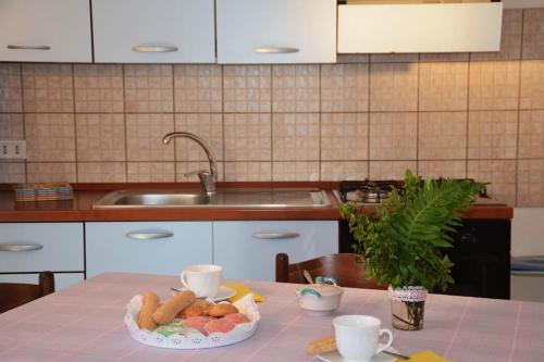 Η κουζίνα ή μικρή κουζίνα στο Appartamento con cortile