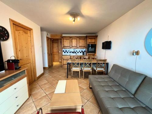 un salon avec un canapé et une table dans l'établissement Résidence Les Alpages De Reberty - Alpages de Reberty - Ancolie 11 MAE-5384, aux Menuires