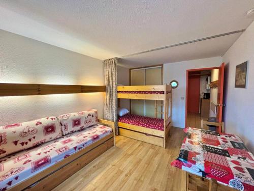 deux lits superposés dans une chambre avec parquet dans l'établissement Résidence Lac Du Lou - Studio 4 pers ski aux pieds au coeur des Menuires MAE-5054, aux Menuires