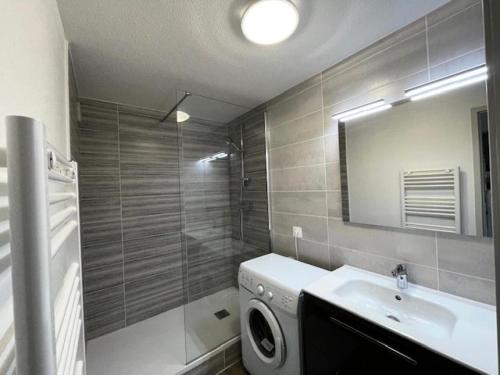une salle de bain avec une machine à laver et un lavabo dans l'établissement Résidence Couderes - APPARTEMENT 4 PERSONNES A DEUX PAS DU CENTRE MAE-4764, à Saint-Lary-Soulan
