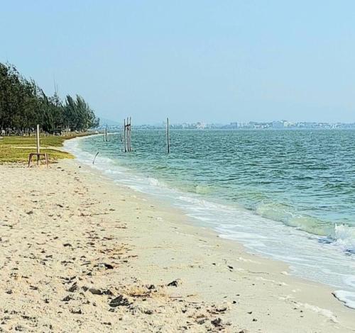 a beach with the ocean in the background at Cantinho da casa verde em Praia Seca in Araruama