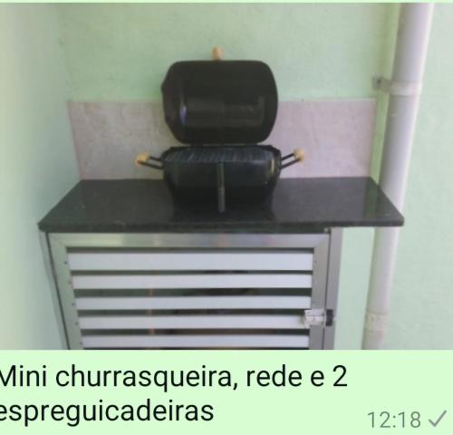 a black pan sitting on top of a counter at Cantinho da casa verde em Praia Seca in Araruama