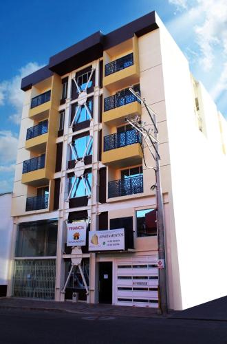 a building with blue windows on the side of it at Apartamento Maranda in Ipiales